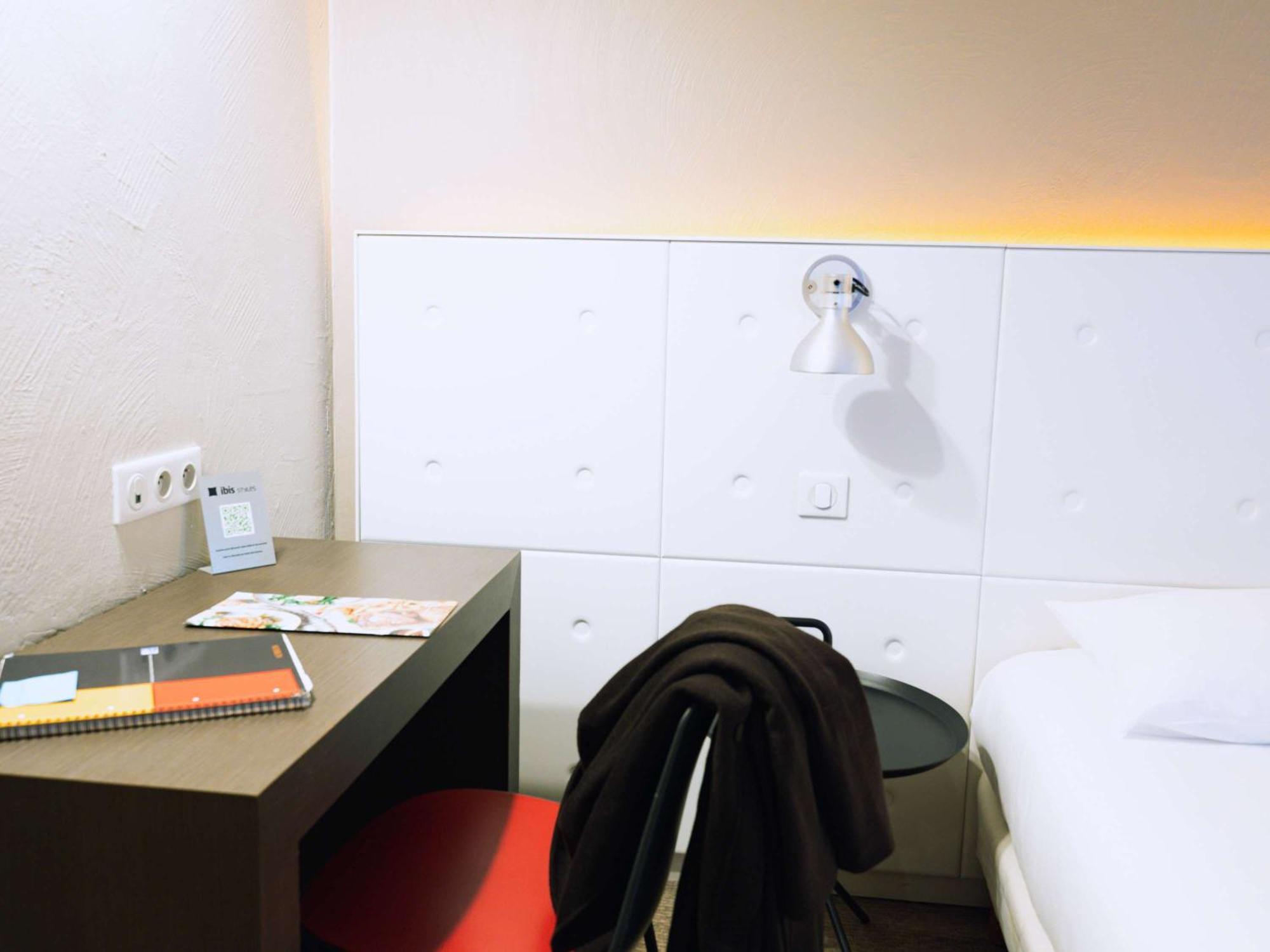 Отель Ibis Styles Lyon Sud Vienne Шас-сюр-Рон Экстерьер фото
